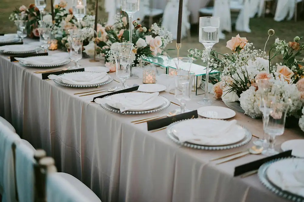Festlich gedeckte Hochzeitstafel von Meiks Catering München