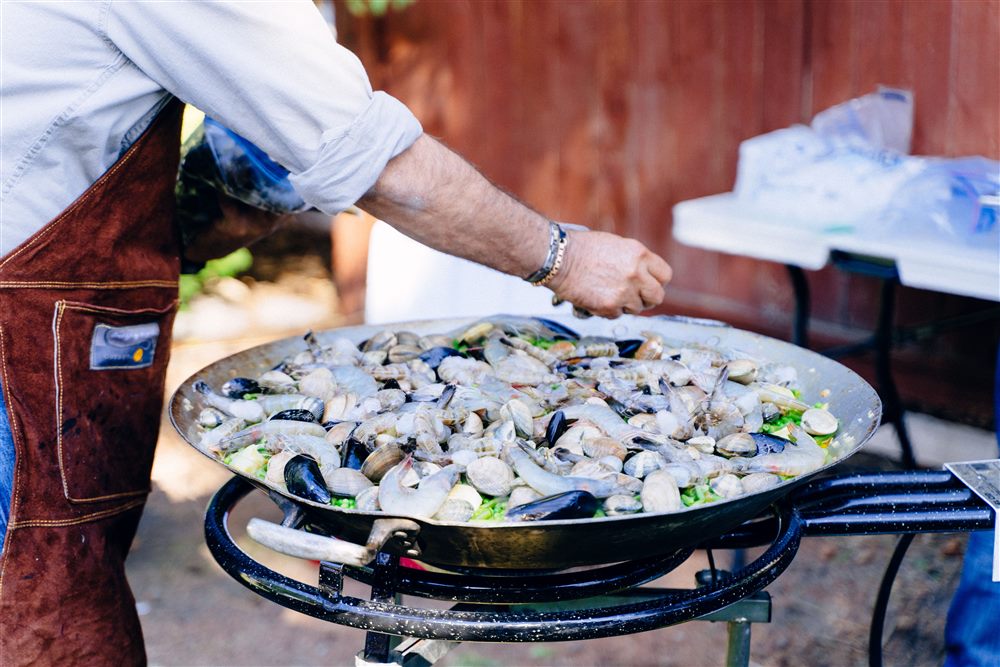 Show-Cooking mit Paella-Pfanne bei einer Hochzeit
